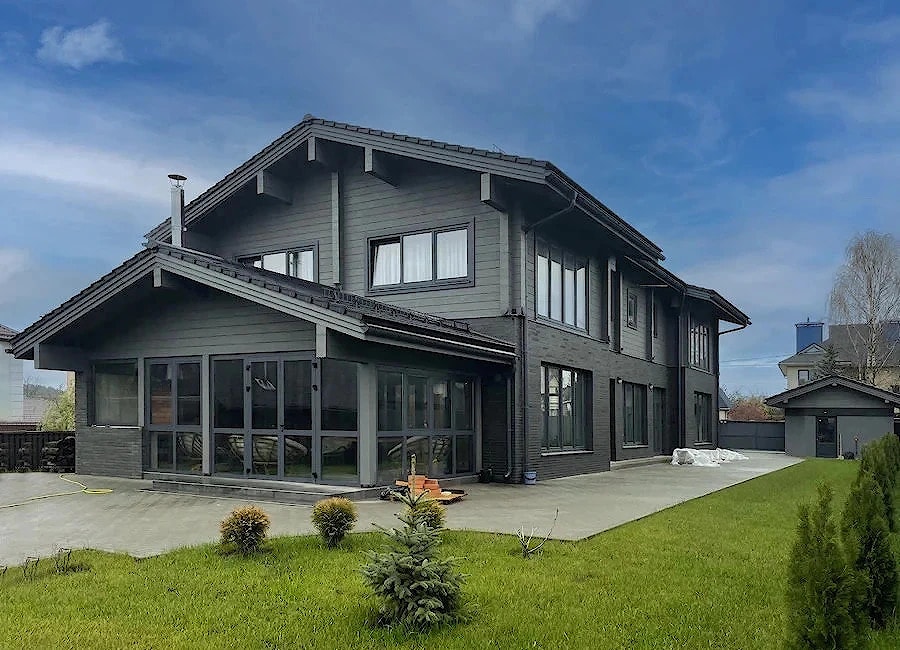 Graphite-coloured hybrid house, "Marbella Graphite Estate"   
